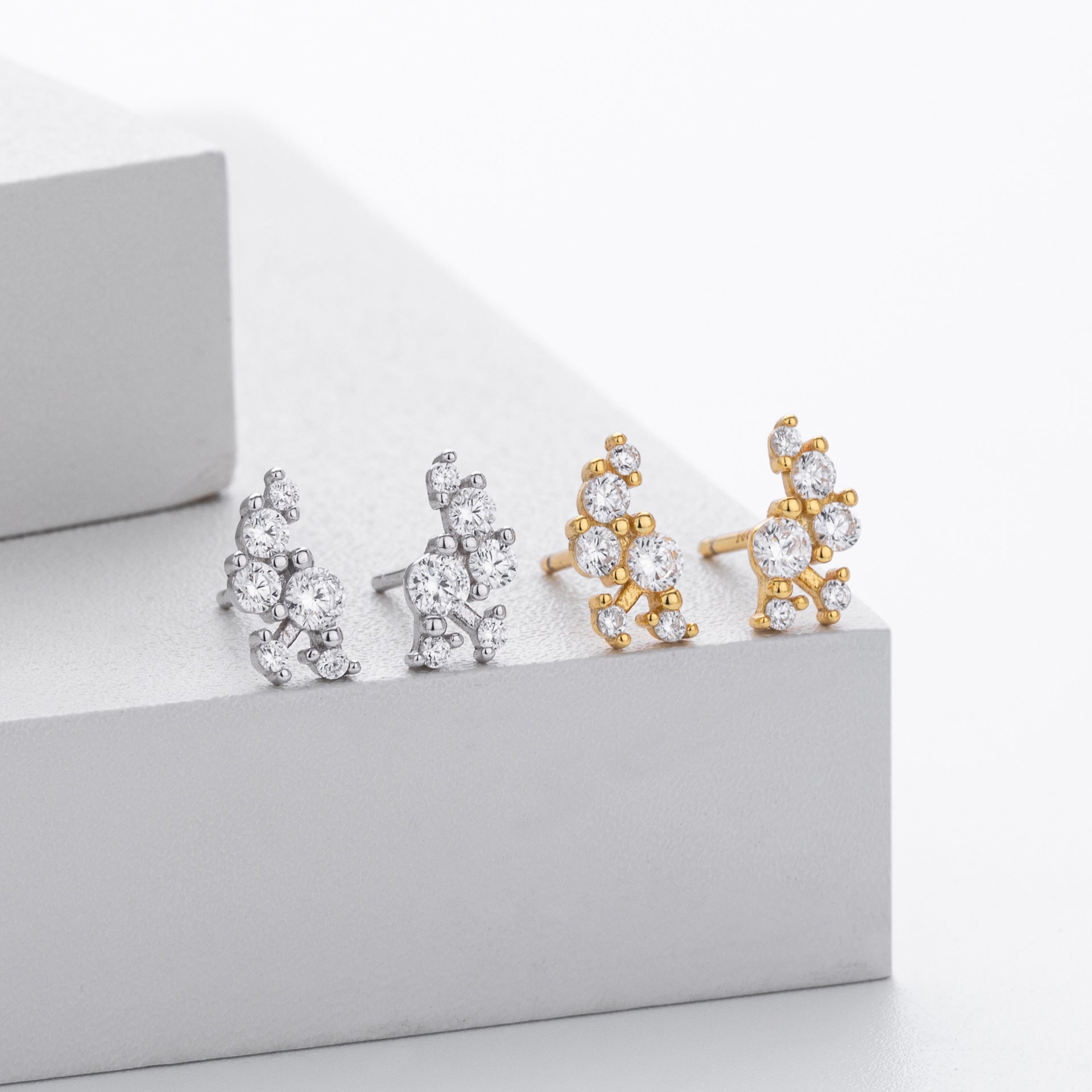 Damen Ohrringe mit funkelndem Zirkon in goldfarbener Fassung Shop Nory