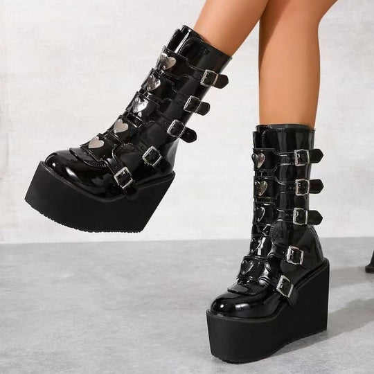 Damen nan hochschaftige Lack-Plateau-Stiefel mit mehrfach verstellbaren Schnallen und herzförmigen Nieten Shop Nory