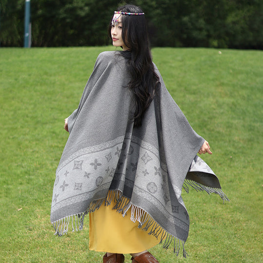 Damen Oversize‑Rechteckponcho aus Wollmix mit eingewebter Jacquardbordüre und Fransensaum Shop Nory