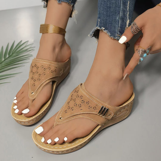 Damen Keil-Zehentrenner-Sandale mit perforiertem Obermaterial und gepolstertem Komfortfußbett Shop Nory