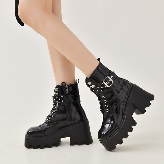 Damen Plateau-Combat-Boots mit Nieten- und Schnallenriemen, hochgeschnittener Schnürung und profilierter Wellenlaufsohle Shop Nory