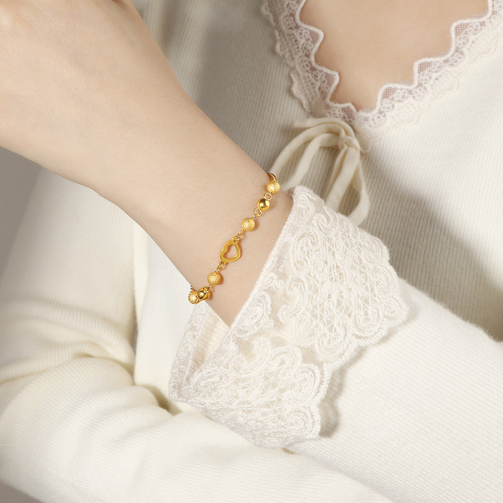 Damen modisches Armband mit funkelnden Kugeldetails und Herzanhänger Shop Nory