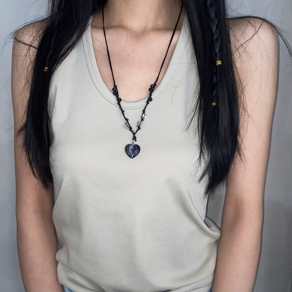 Damen Halskette mit herzförmigem Edelsteinanhänger und verspielten Schmetterlingsdetail Shop Nory