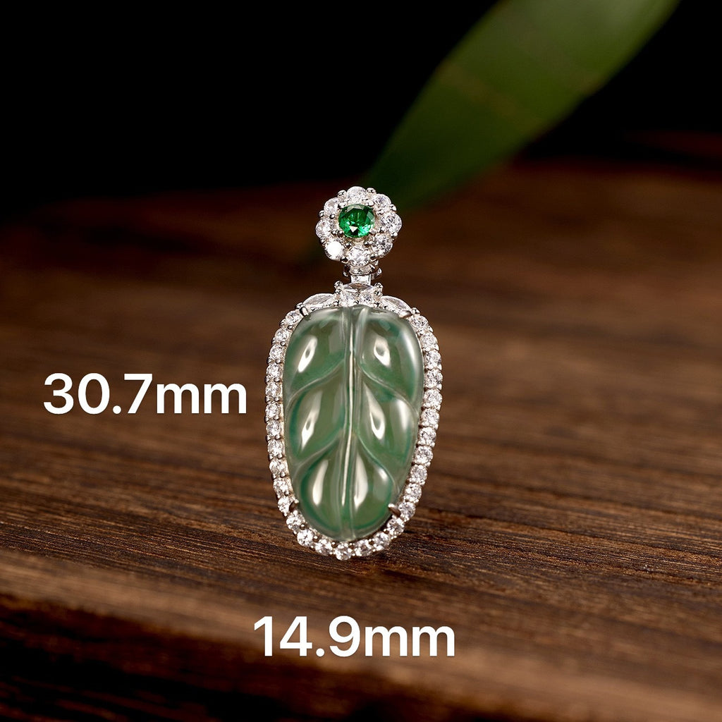 Damen Anhänger mit filigranem Blattdesign aus grünem Jade und funkelnden Zirkonia Shop Nory