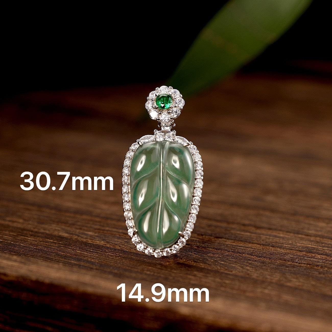 Damen Anhänger mit filigranem Blattdesign aus grünem Jade und funkelnden Zirkonia Shop Nory