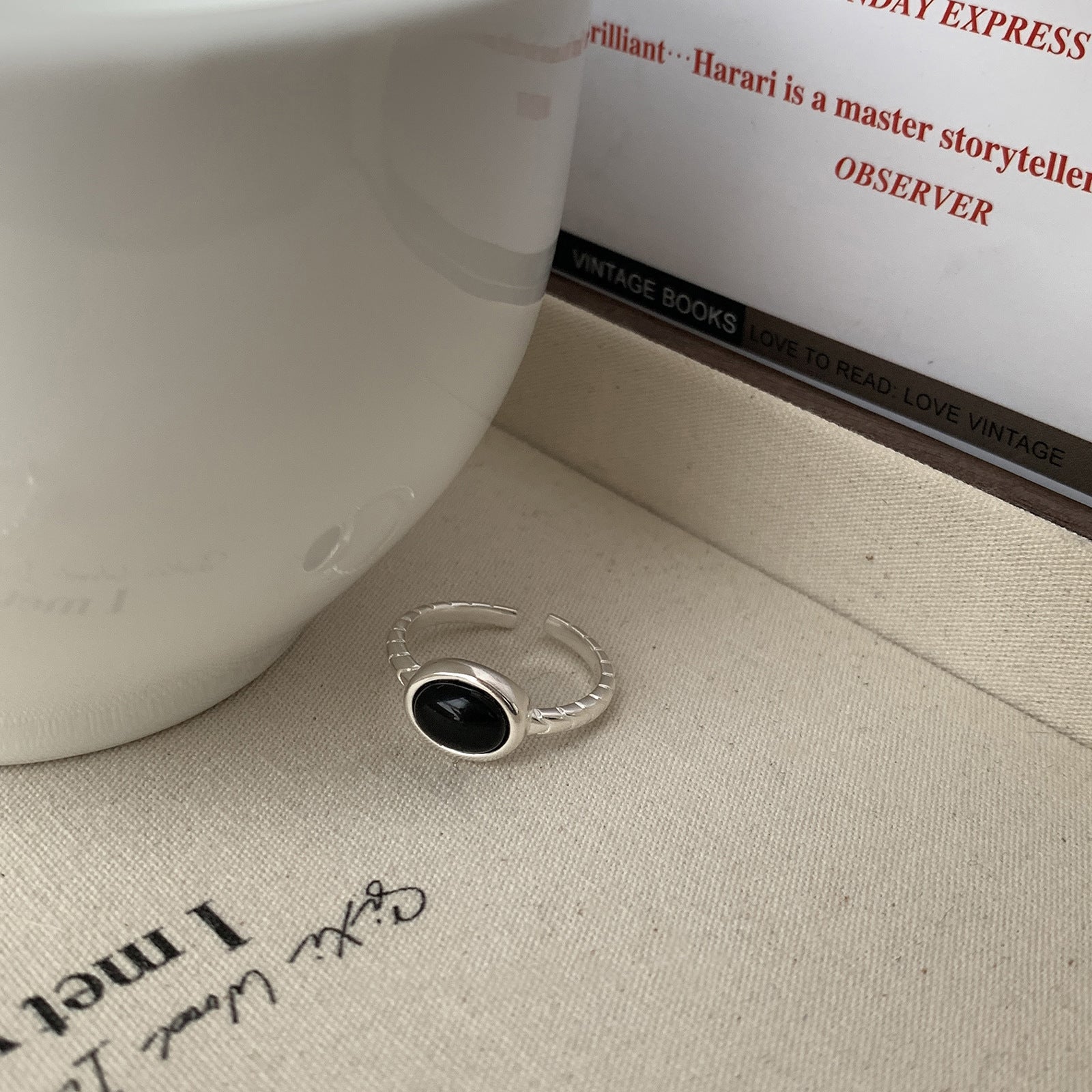 Damen Eleganter Ring mit schwarzem Edelstein und geflochtenem Design Shop Nory
