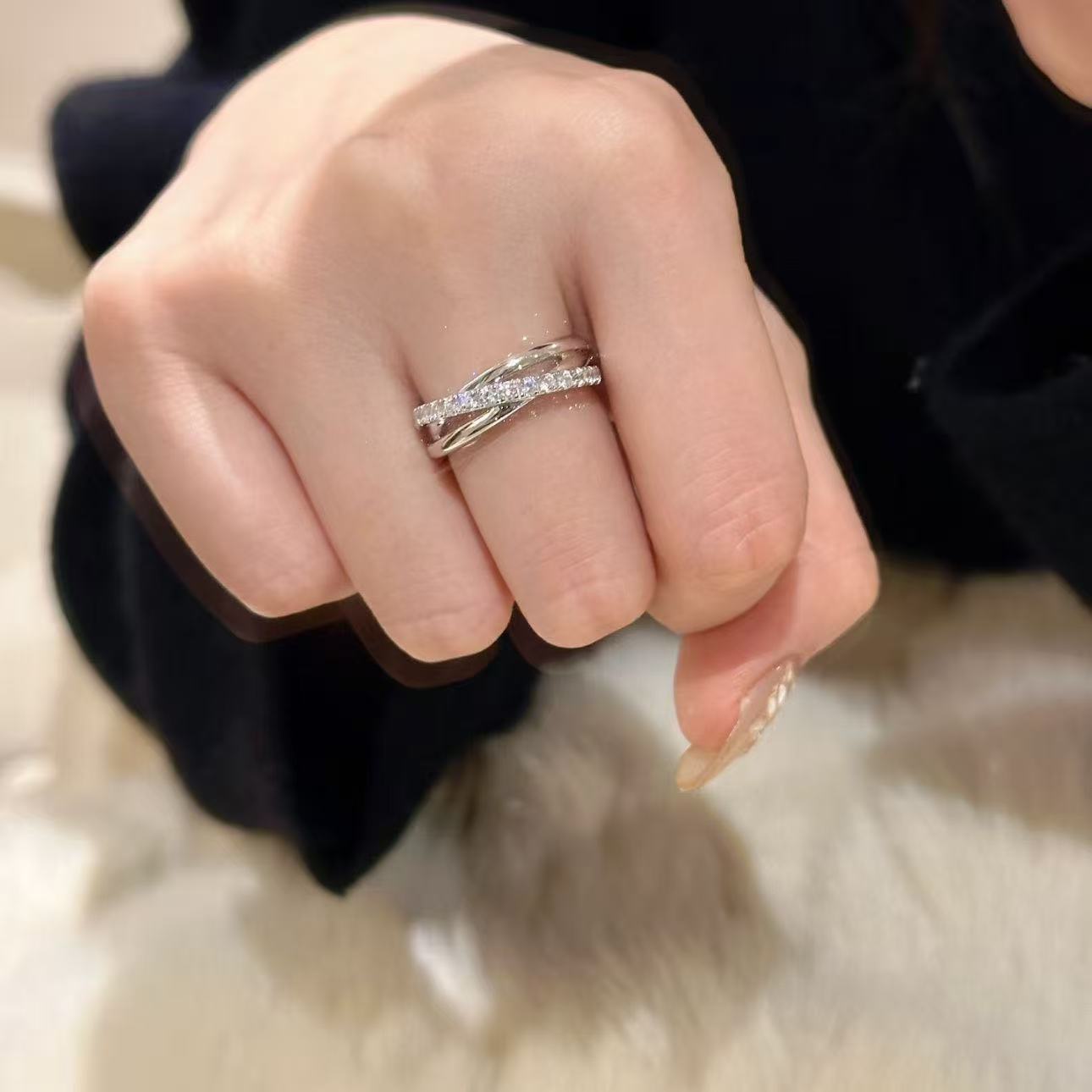 Damenring im eleganten, verschlungenen Design mit funkelnden Zirkonia Shop Nory