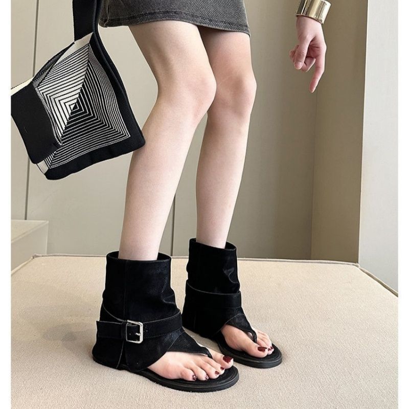 Damen Knöchelhohe Wildleder‑Sandale mit Zehensteg, Umschlagmanschette und Schnallenriemen Shop Nory