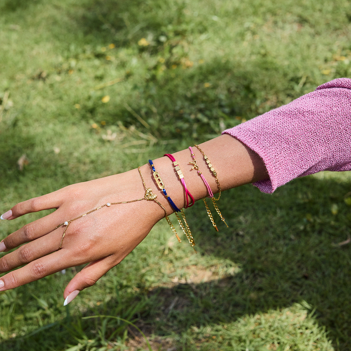 Damen Armband mit personalisiertem „HAPPY“-Schriftzug aus hypoallergenem Edelstahl Shop Nory