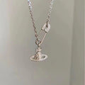 Damen Kette mit funkelndem Sicherheitsnadel-Anhänger und zarten Kristall-Details Shop Nory