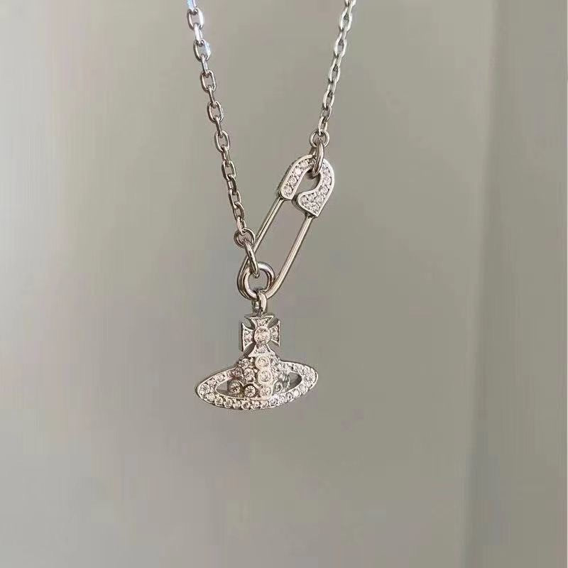 Damen Kette mit funkelndem Sicherheitsnadel-Anhänger und zarten Kristall-Details Shop Nory