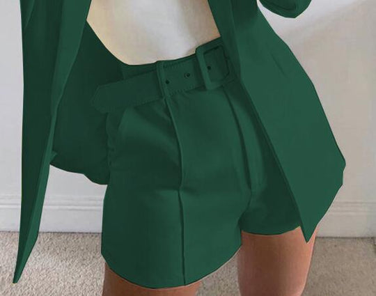 Damen Zweiteiliges maßgeschneidertes Blazer‑Set mit hochtaillierten Shorts und Gürtel Shop Nory