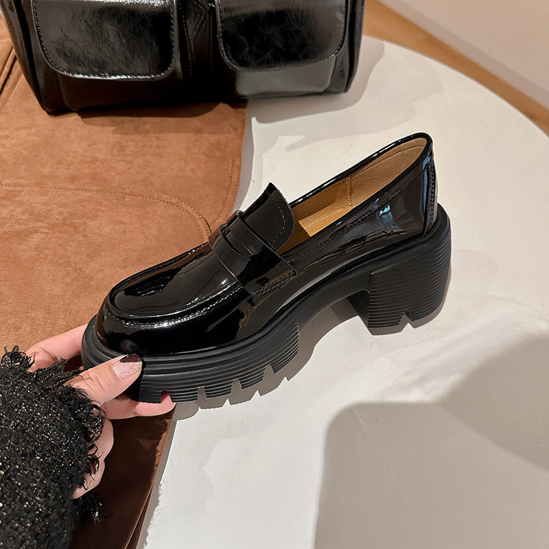 Damen Chunky‑Pennyloafer in Lackoptik mit gezahnter Lug‑Sohle und gepolstertem Komfortfutter Shop Nory