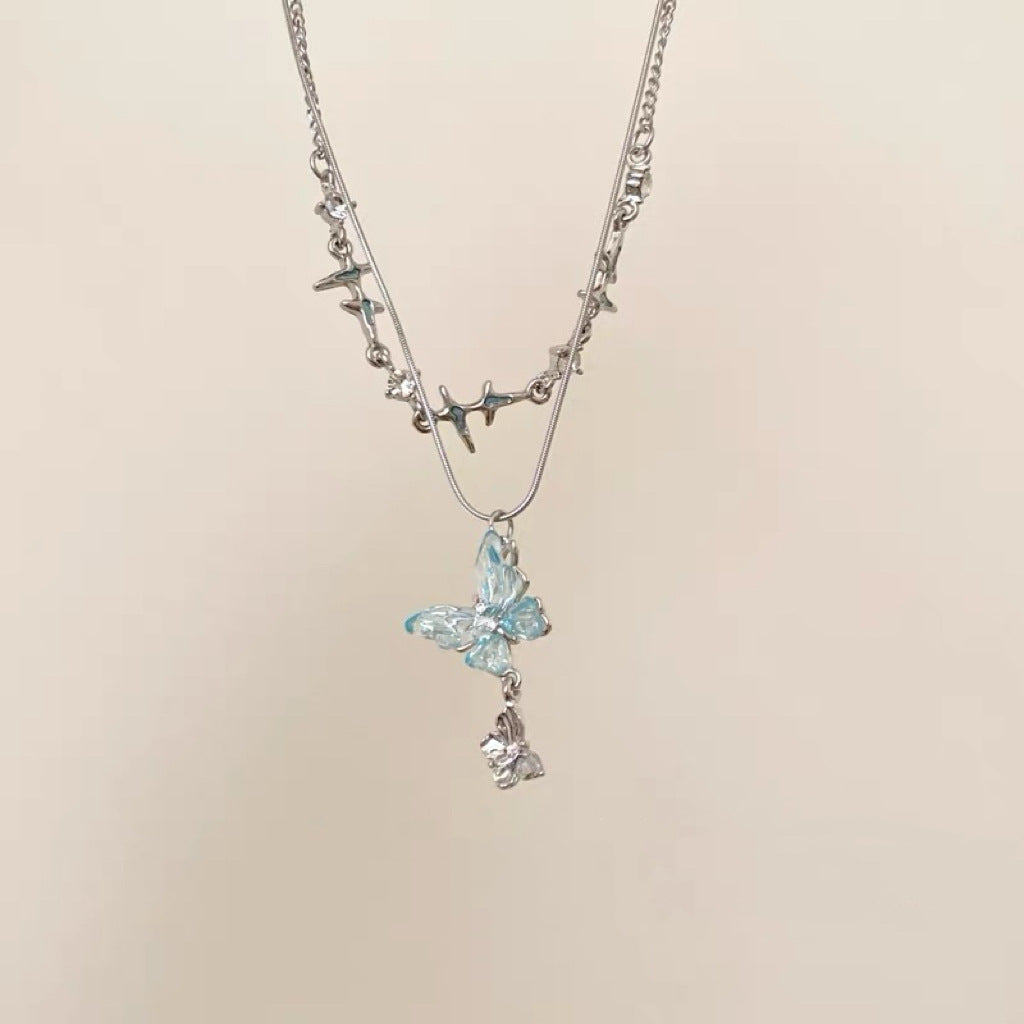 Damen Kette mit filigranem Schmetterlingsdesign und bunten Natursteinakzenten Shop Nory