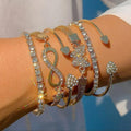 Damen Armband-Set mit funkelnden Anhängern und einzigartigen Designs Shop Nory