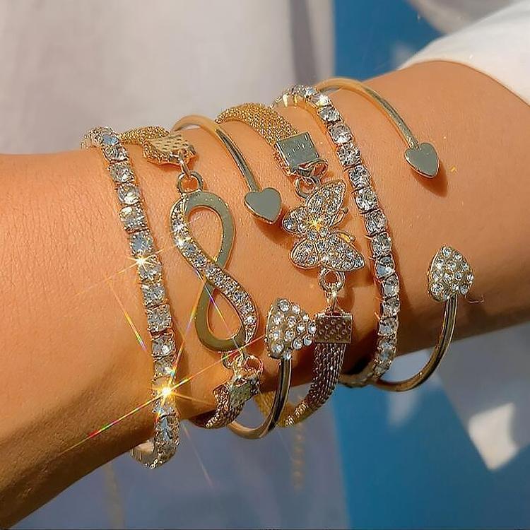 Damen Armband-Set mit funkelnden Anhängern und einzigartigen Designs Shop Nory