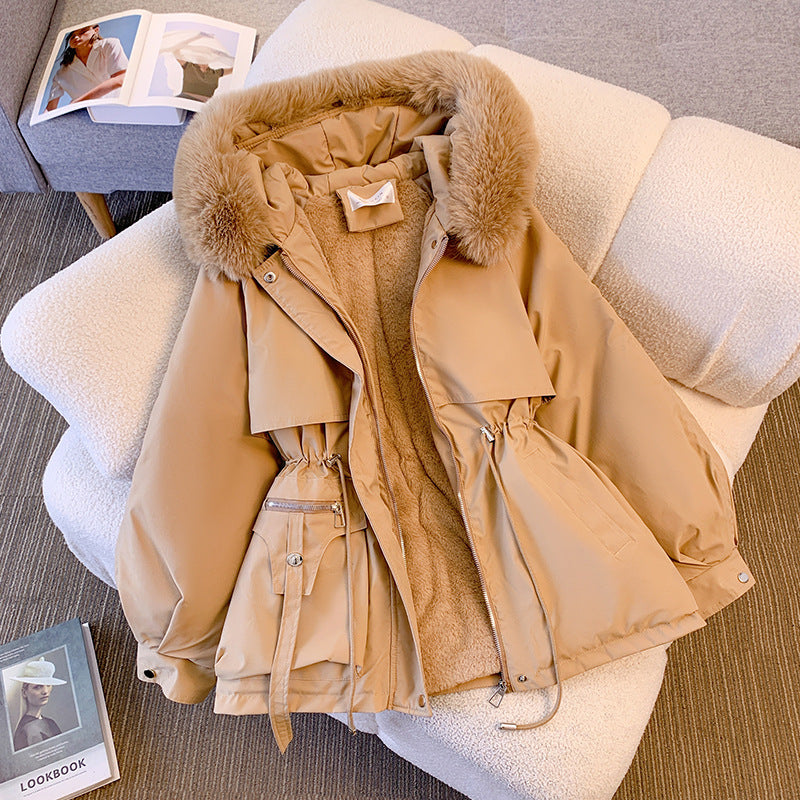 Damen nan kurze Utility-Parka mit Kordelzugtaillierung, abnehmbarem Webpelzkragen und asymmetrischen Taschen Shop Nory