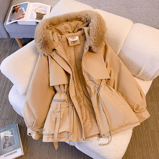 Damen nan kurze Utility-Parka mit Kordelzugtaillierung, abnehmbarem Webpelzkragen und asymmetrischen Taschen Shop Nory