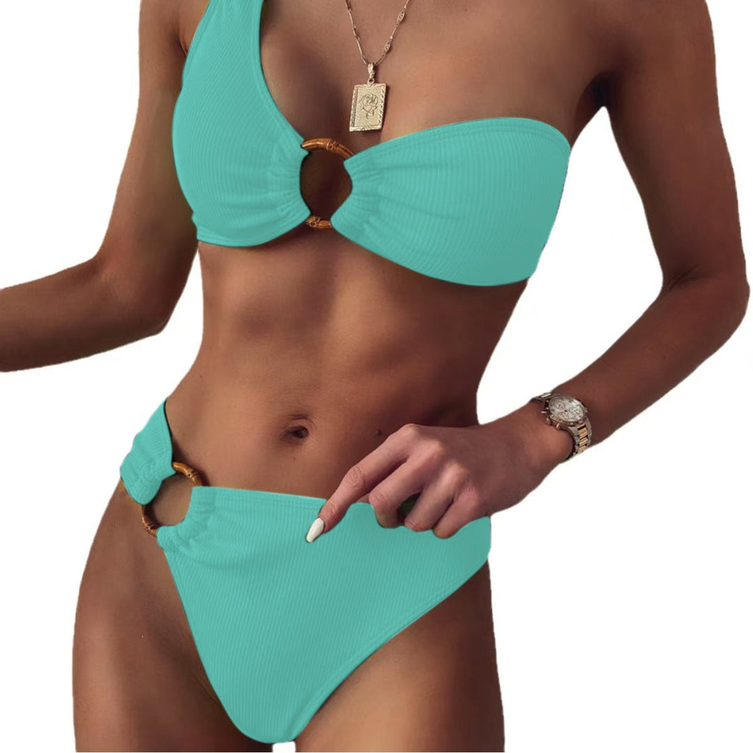 Damen Stilvoller Triangel-Bikini mit goldenen Details