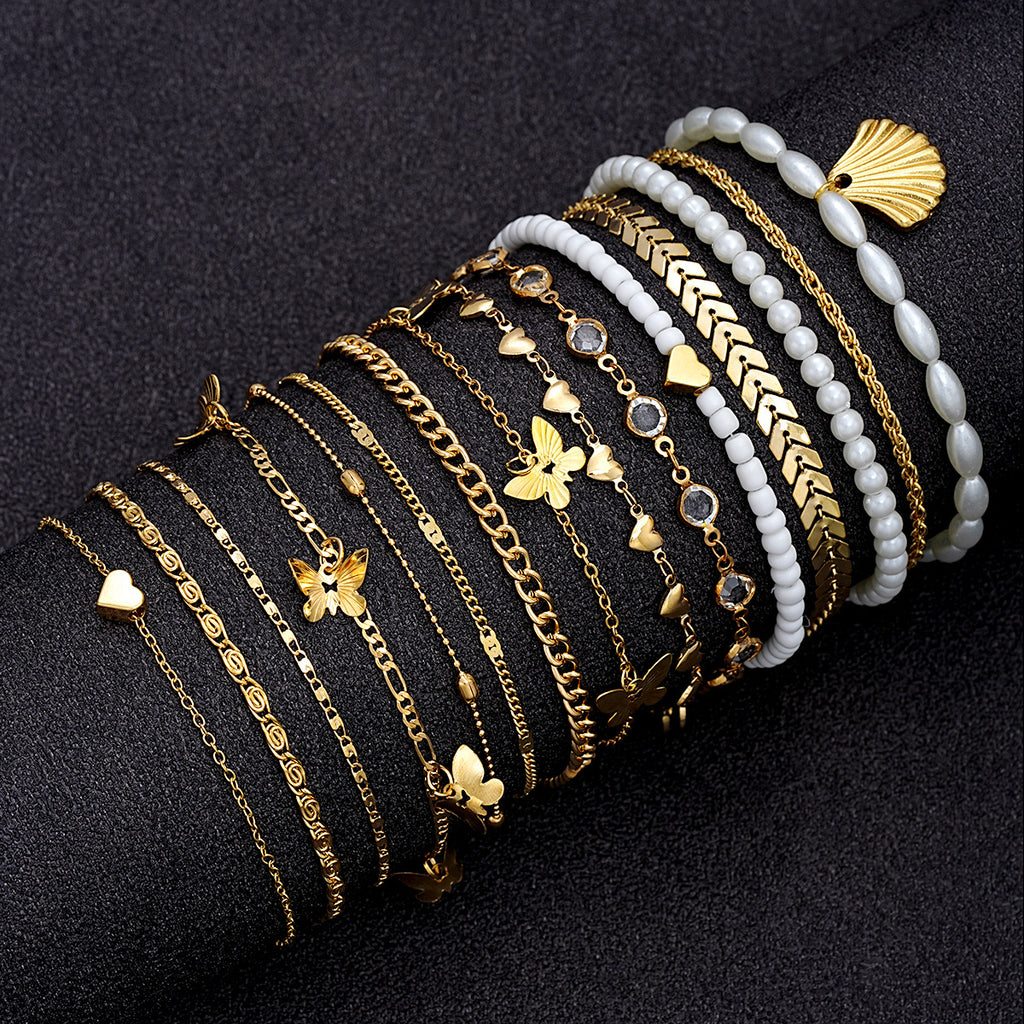 Damen Armband-Set mit filigranen goldenen Designs und charmanten Anhängern Shop Nory
