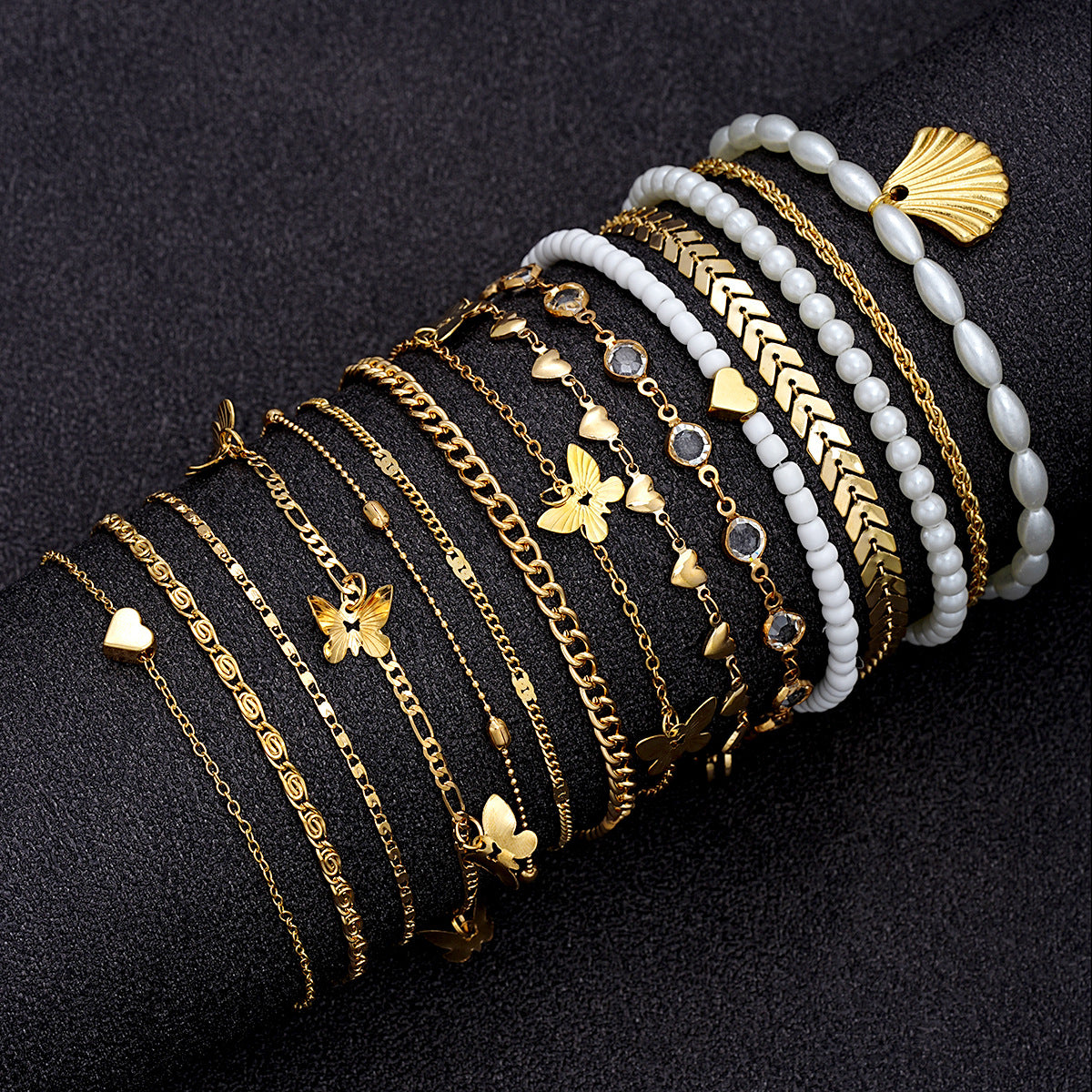 Damen Armband-Set mit filigranen goldenen Designs und charmanten Anhängern Shop Nory