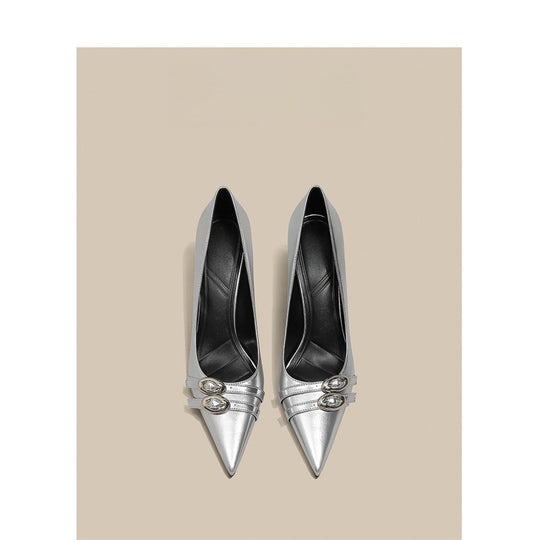 Damen Spitz zulaufende Lackpumps mit schmalem Stiletto und dekorativer Glanz‑Schnalle Shop Nory
