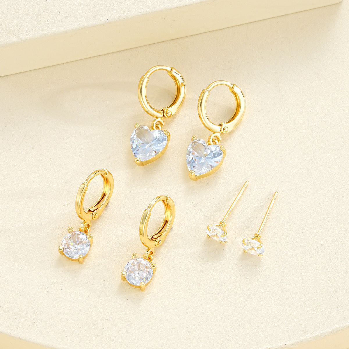 Damen Ohrringe Set mit funkelnden Kristallen und éléganten Goldrahmen Shop Nory