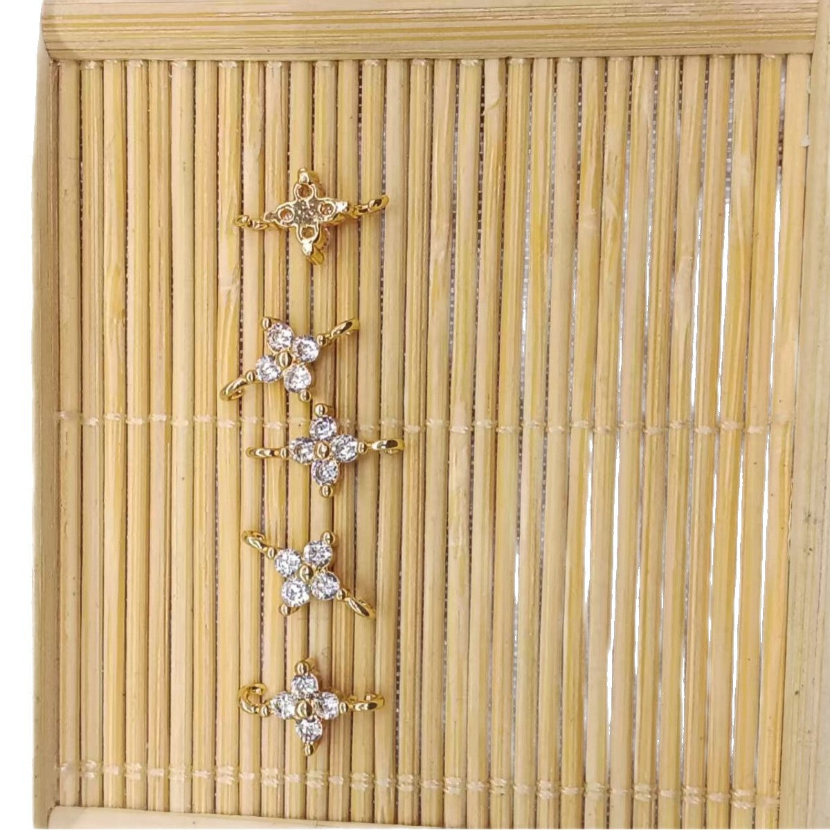 Zierlicher Blüten-Anhänger mit Zirkonia Für Diy Schmuck Vergoldet