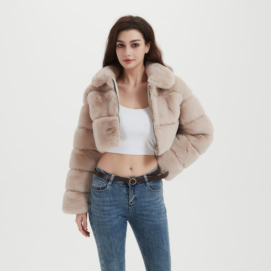 Damen Cropped Kunstpelzjacke mit horizontalen Volumenpaneelen, Steh-Umlegekragen und Reißverschluss Shop Nory