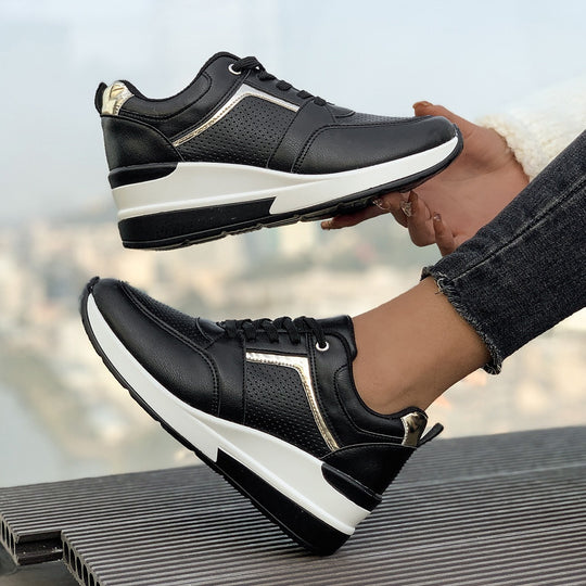 Damen Keilabsatz-Sneaker mit perforierten Einsätzen und Metallic-Details Shop Nory