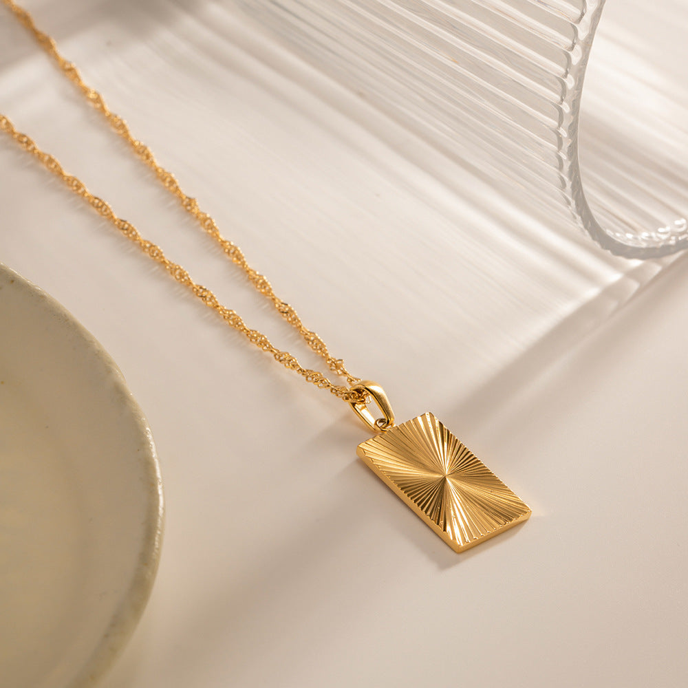 Damen Halskette mit stilvollem, strukturiertem Anhänger und edlem Kettendesign Shop Nory