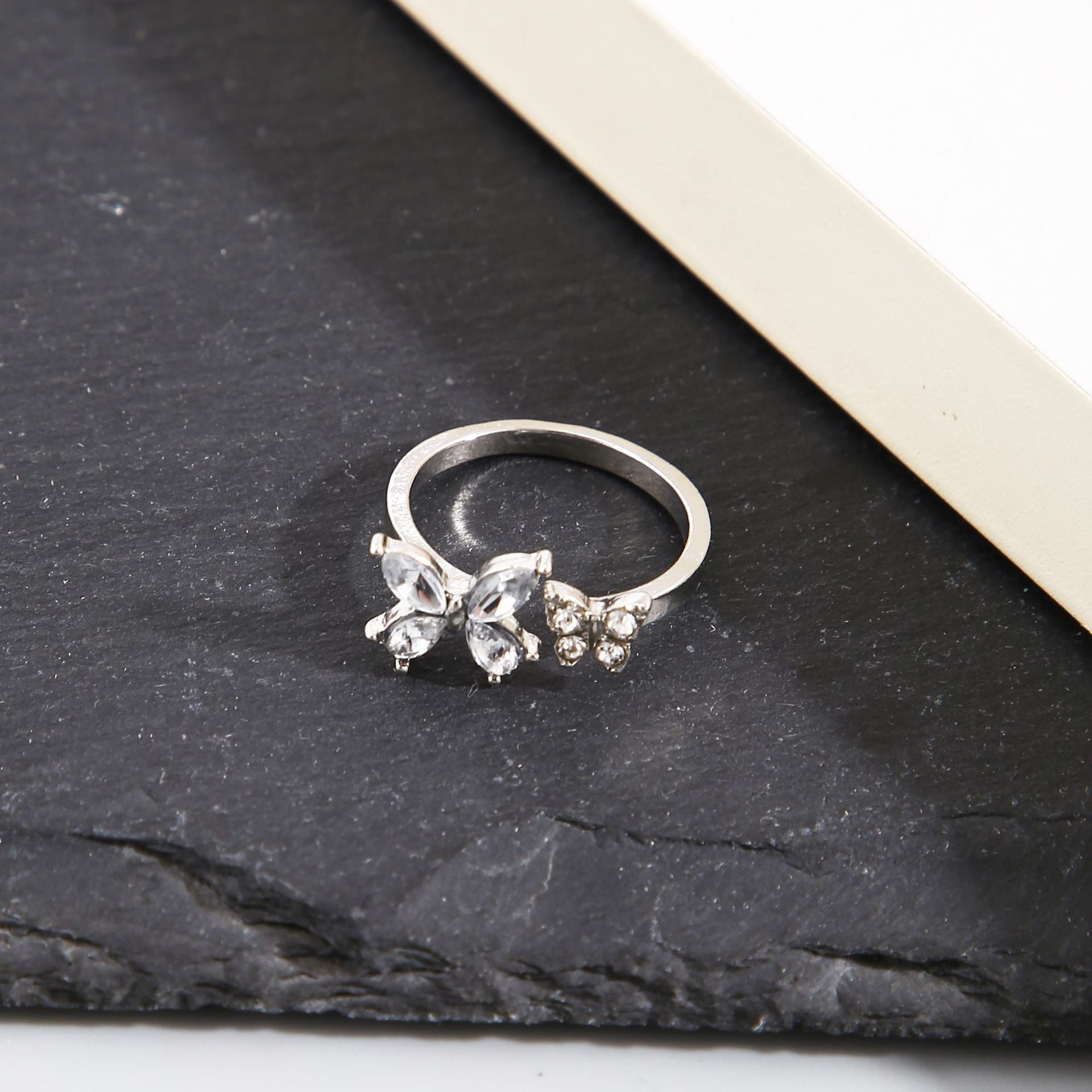 Damenring im floralen Design mit funkelnden Zirkonia Shop Nory