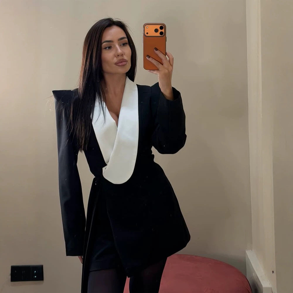 Damen Tailliertes Blazerkleid mit kontrastierendem Schalkragen und strukturierten Schultern Shop Nory