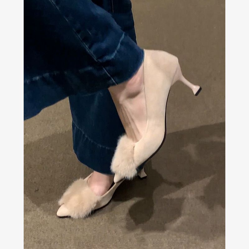 Damen Spitz zulaufende Mules aus Samtoptik mit Fellpompon und geformtem Kittenabsatz Shop Nory