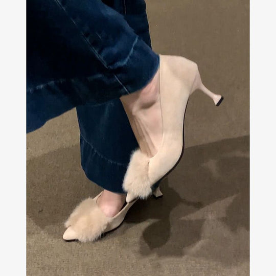 Damen Spitz zulaufende Mules aus Samtoptik mit Fellpompon und geformtem Kittenabsatz Shop Nory