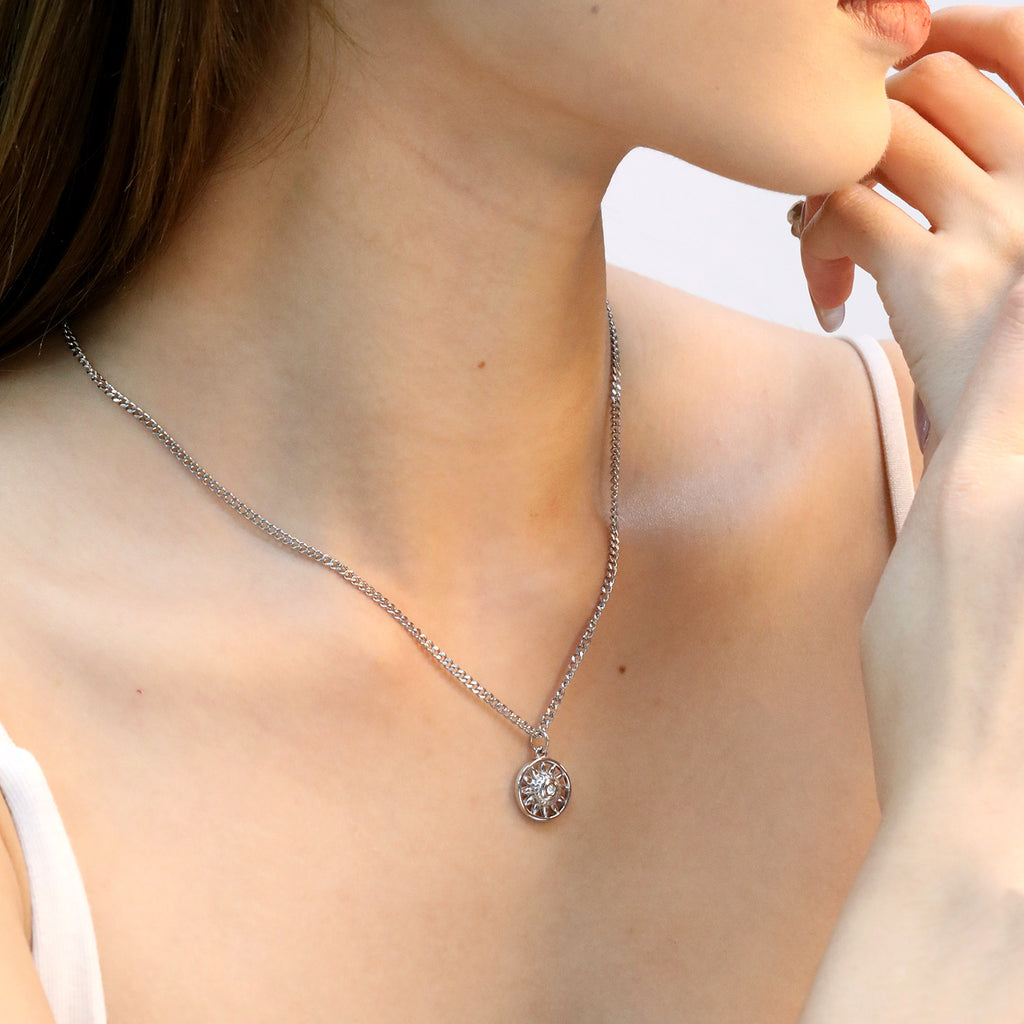 Damen Halskette mit kunstvollem Sonnenmotiv und funkelndem Zirkonia Shop Nory