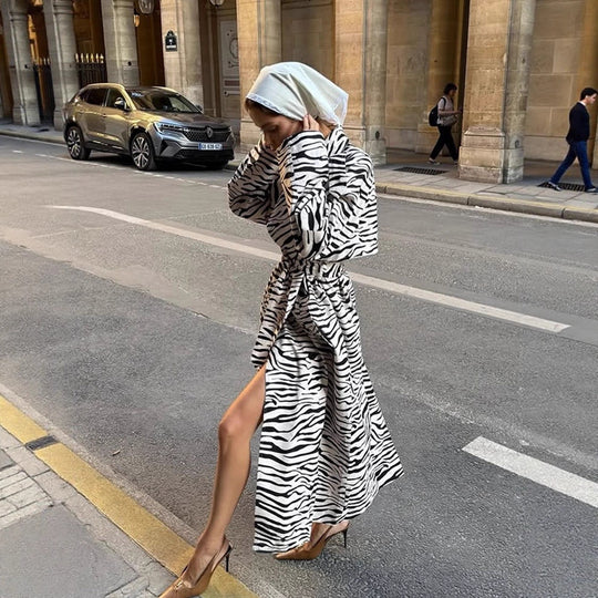 Damen Maxilanger Trenchcoat im Animal-Print mit voluminösem Schalkragen, bindegürtel und kastiger Silhouette Shop Nory