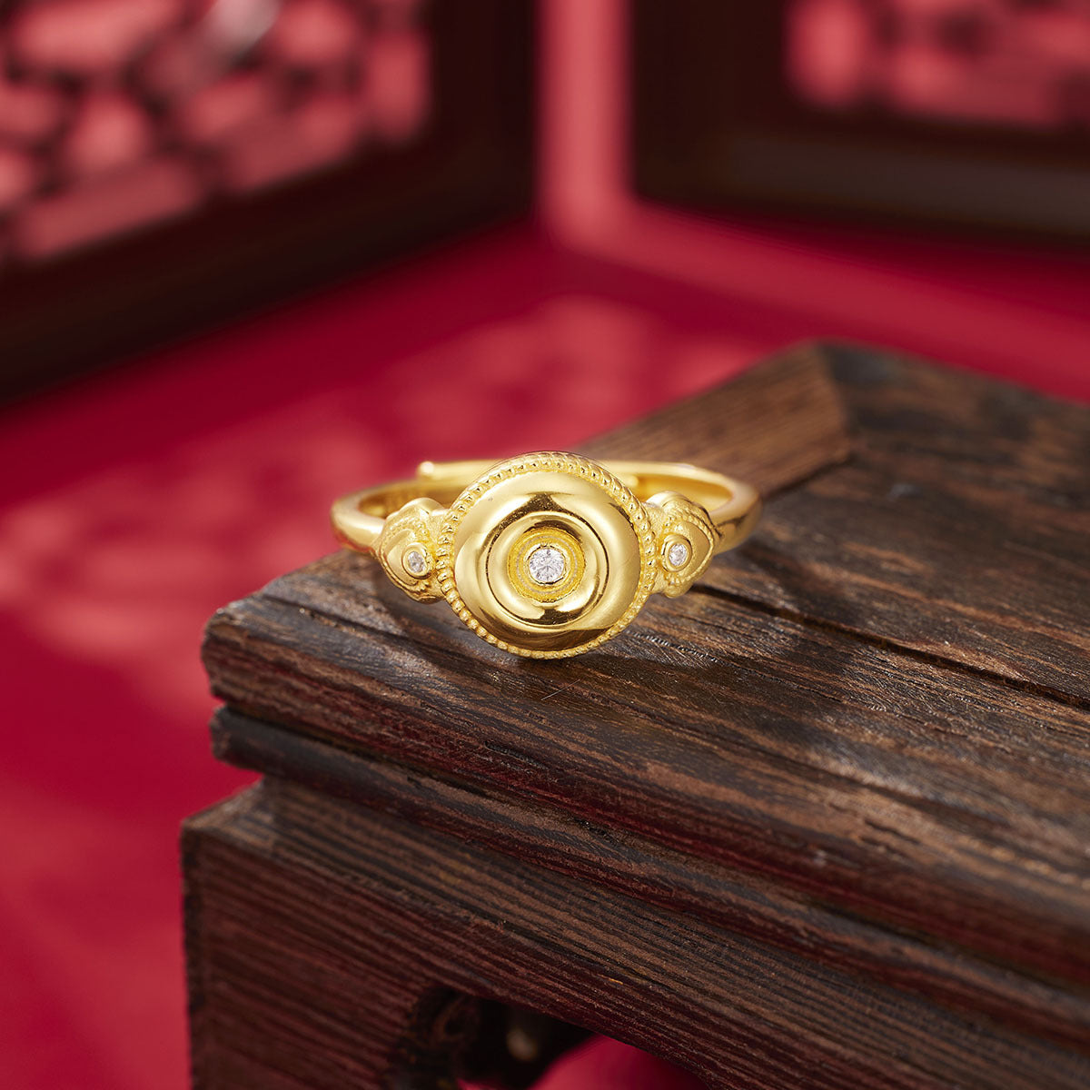 Damen eleganter Ring mit kunstvollem Reliefdesign und funkelnden Zirkonia Shop Nory
