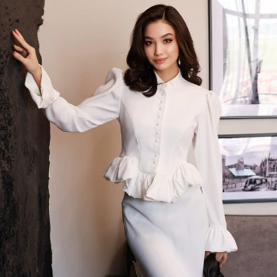Damen Taillierte Peplum-Bluse mit Stehkragen, bezogener Knopfleiste und Puffärmeln Shop Nory
