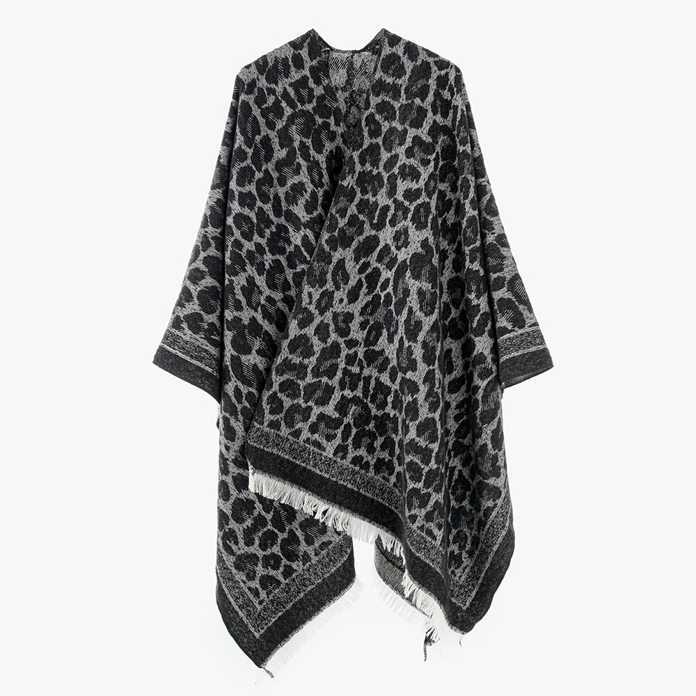 Damen Jacquard-Poncho im Kimono-Schnitt mit Fransensaum und dezentem Animaljacquard Shop Nory
