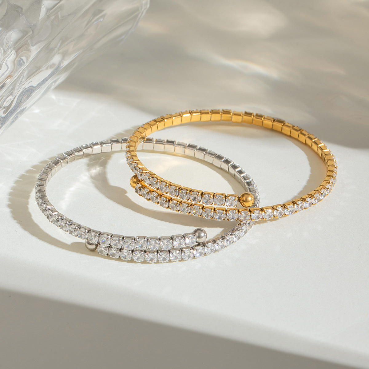 Damen Armband mit funkelnden Zirkonia und verstellbarem Design Shop Nory