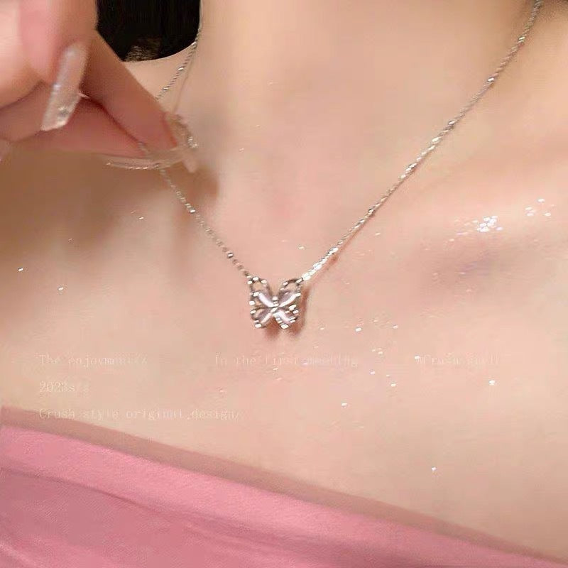 Damen Halskette mit filigranem Schmetterlingsanhänger und eleganten Details Shop Nory