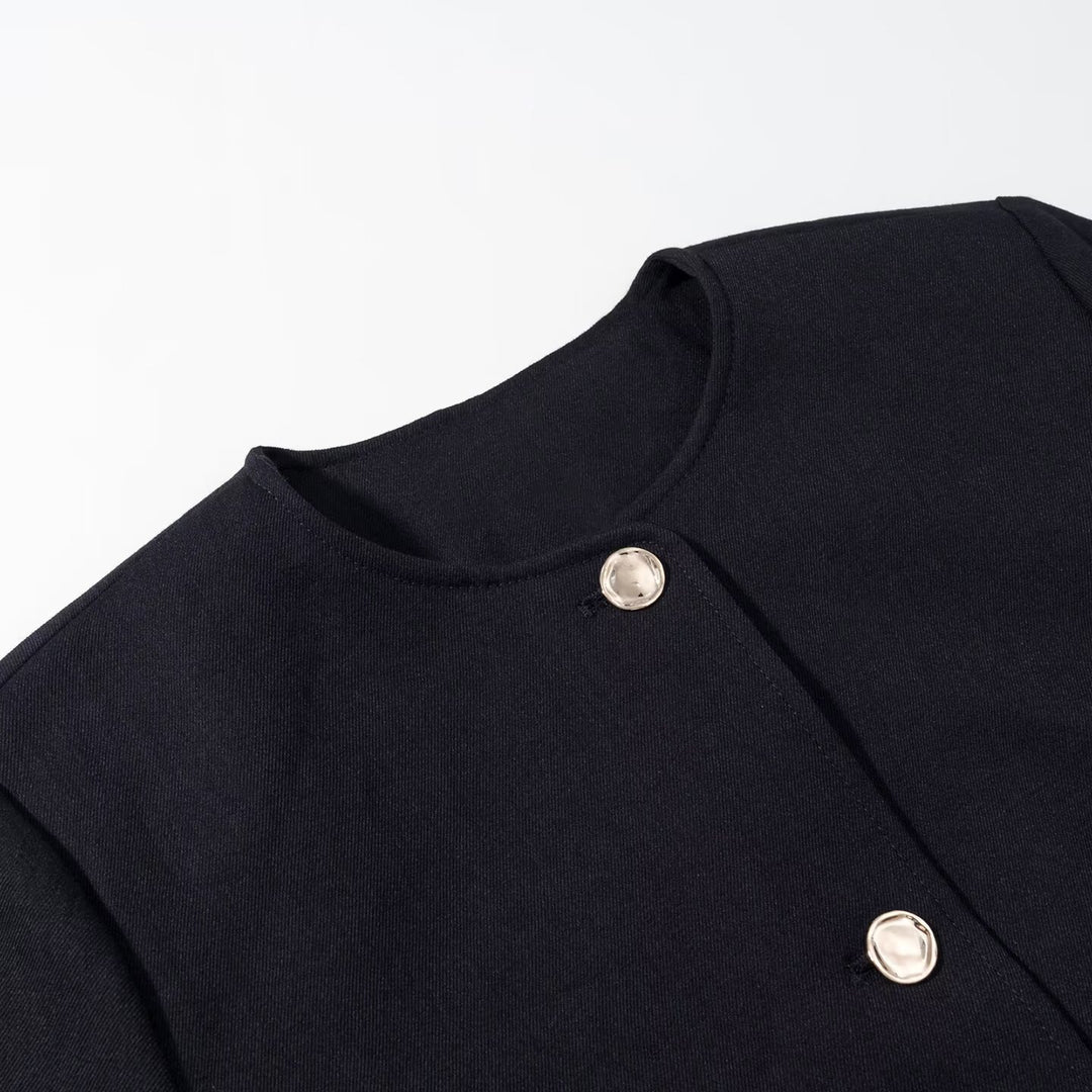 Damen Kurzblazer ohne Kragen mit Rundhalsausschnitt, Zierknopf‑Verschluss und paspelierten Taschen Shop Nory