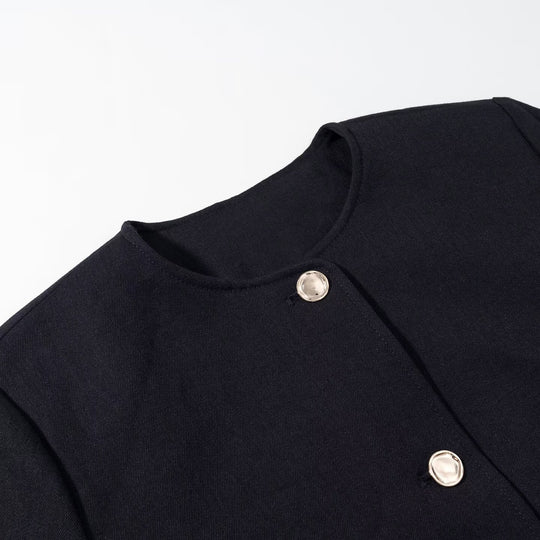 Damen Kurzblazer ohne Kragen mit Rundhalsausschnitt, Zierknopf‑Verschluss und paspelierten Taschen Shop Nory