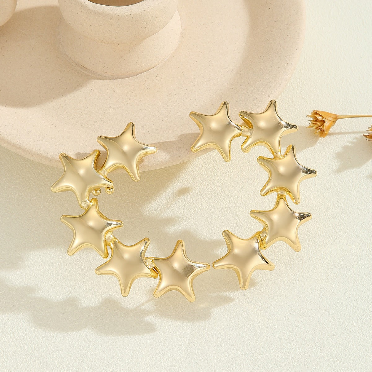 Damen Armband mit strukturierten, goldenen Kugeln Shop Nory