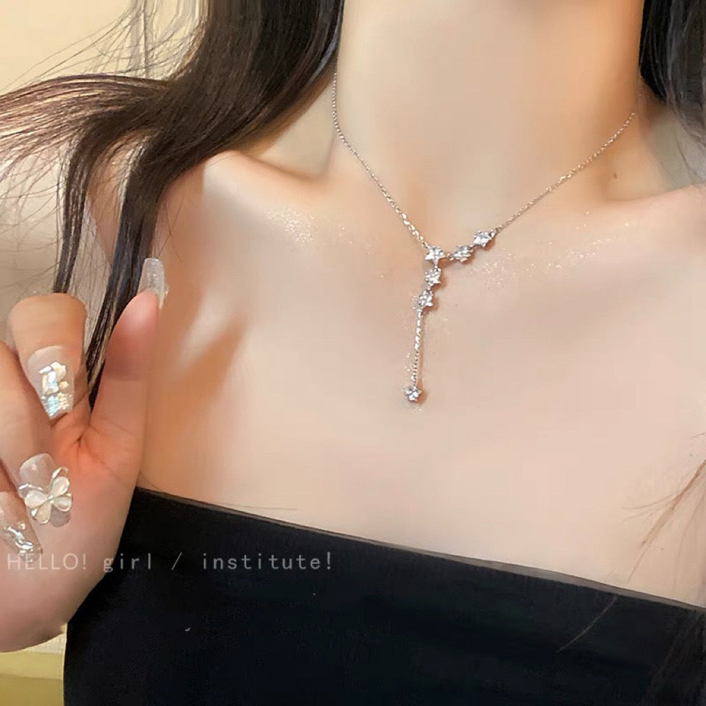 Damen Halskette mit funkelnden Kristallen und zarten Blumenmotiven Shop Nory