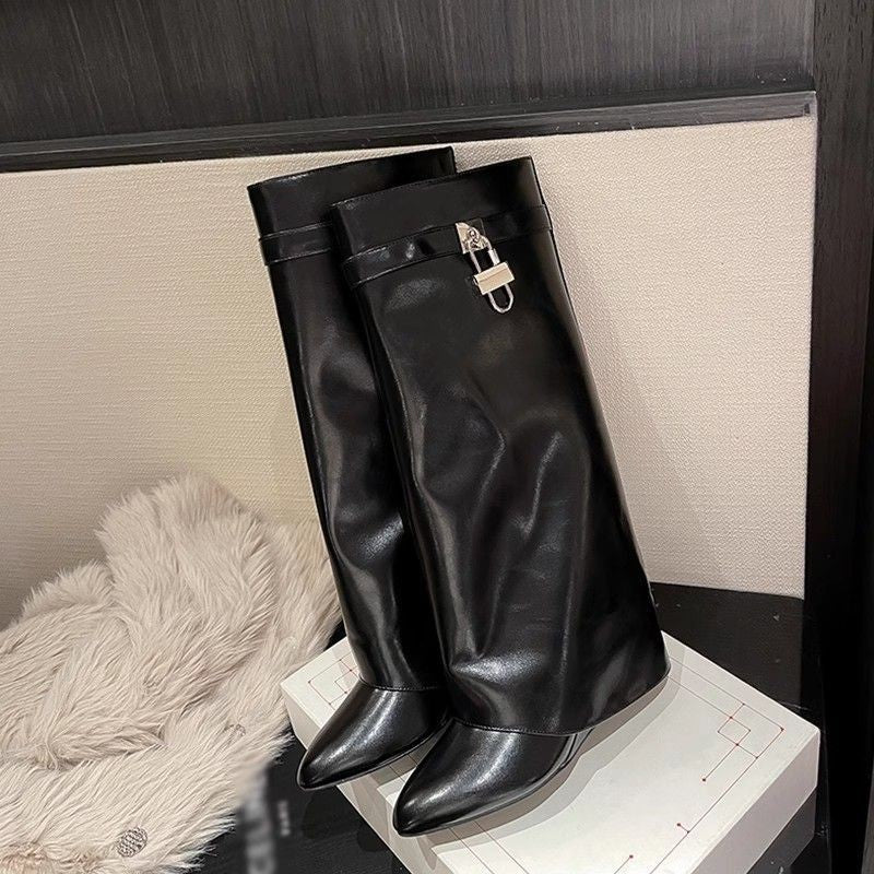 Damen kniehohe spitze Lederstiefel mit dekorativem Schnallen- und Schlossdetail Shop Nory