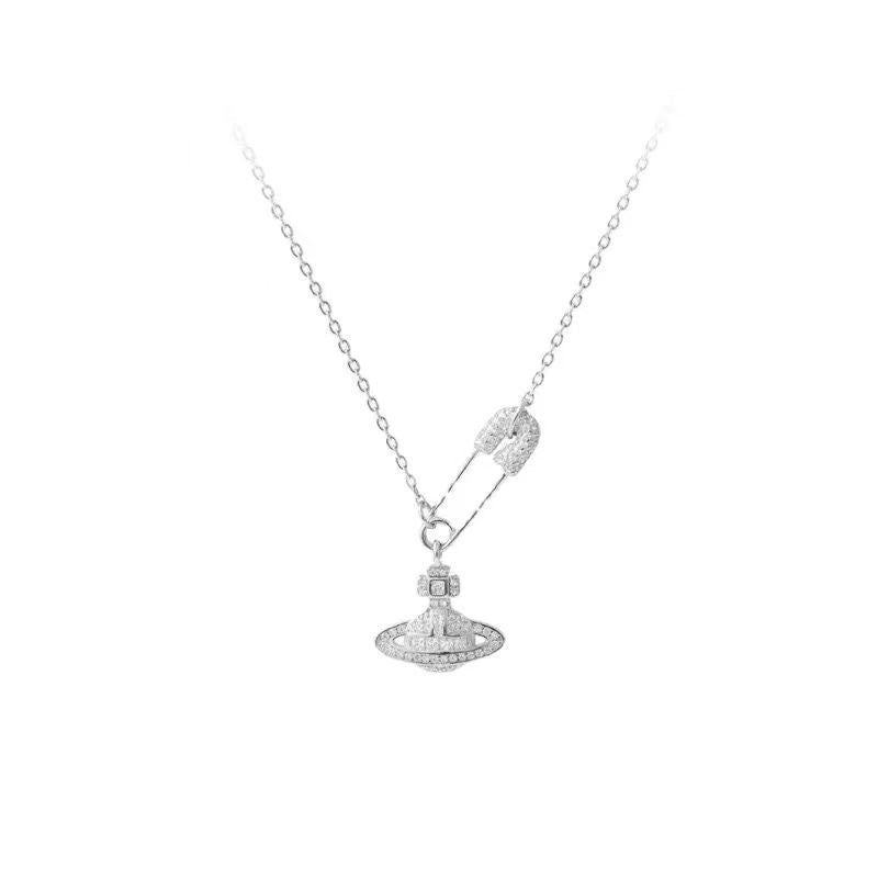 Damen Kette mit funkelndem Sicherheitsnadel-Anhänger und zarten Kristall-Details Shop Nory