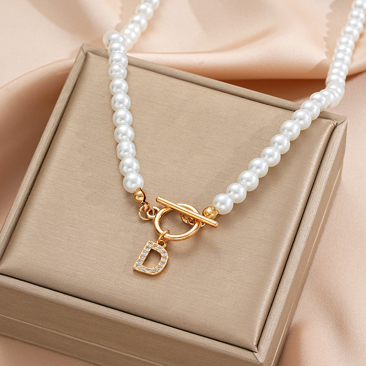 Damen Halskette mit auffälligem Perlen-Design und personalisiertem Anhänger Shop Nory