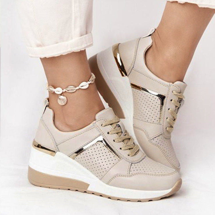 Damen Keilabsatz-Sneaker mit perforiertem Obermaterial und metallischem Akzent Shop Nory